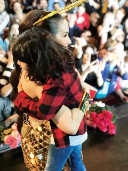 Con su hijo Atahualpa en brazos, que la visitó durante su paso por Armenia.