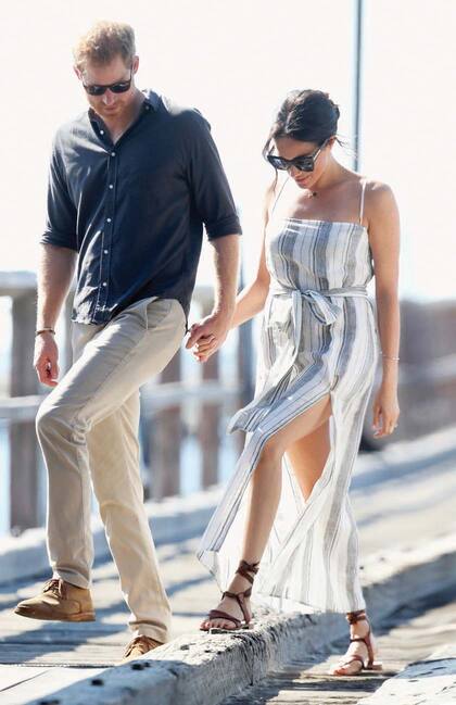 En la visita a la isla Fraser Meghan llevó un diseño en lino de la firma Reformation. Completó el look con anteojos de Karen Walker, sandalias Sarah Flint, colgantes de Pascale Monvoisin y de Adina Reyter, pulsera de Birks y pendientes, también de Reyter. com