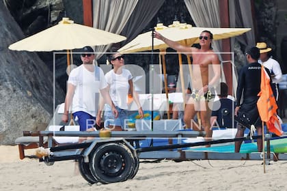 Sólo al atardecer, y ya de vuelta a su villa en el exclusivo resort Amanpuri, la estrella se cubrió con una gorra de béisbol, para alejar las miradas indiscretas