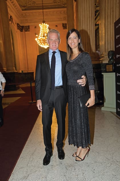 Francisco y Cuki vieron juntos el show de Elena Roger. Sobre el final, sorprendió la presencia de Joan Manuel Serrat. 