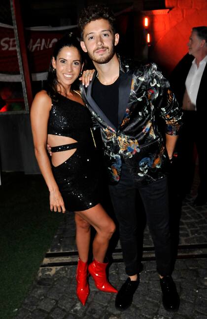 Ruggero Pasquarelli junto a su novia, la actriz Candelaria Molfese: otra pareja que dijo presente en el avant premiere de Puerta 7