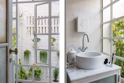El blanco domina por completo: azulejos en paredes y piso, un pequeño mueble con frente de vidrio esmerilado, mesada de mármol y bacha redonda. En lugar de espejo, un botiquín metálico (Gato Store).
