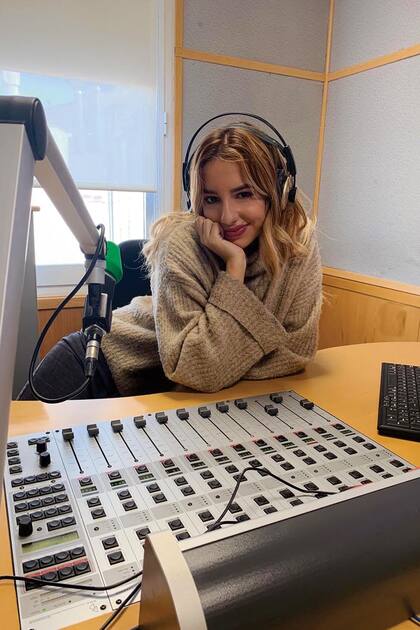 Una instantánea de la joven en el estudio de Radio Europa FM.