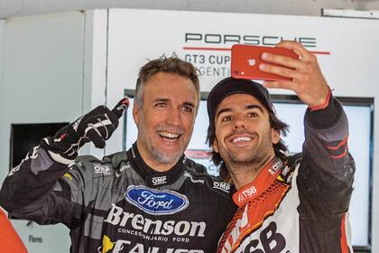 Fuera de la pista, se fotografió con Manuel Urcera.