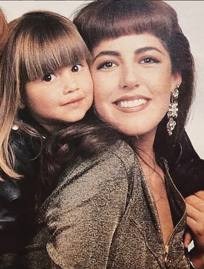 Stephanie con su hija, Michelle, fruto de su relación con Luis Miguel. Según la actriz mexicana, el cantante conoció a su "heredera" al poco tiempo de nacer. Tuvieron contacto fluido, por lo menos, durante tres años. Luego, desapareció. El músico volvió a ver a su hija cuando era adolescen