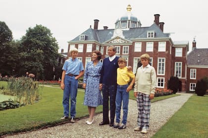 La reina Beatriz, su marido, Claus van Amsberg, y sus tres hijos, Guillermo Alejandro, Friso y Constantino, posan en los jardines de Huis ten Bosch en 1982.