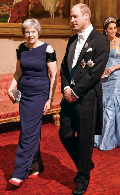 El duque de Cambridge ingresó al banquete junto a la primera ministra Theresa May