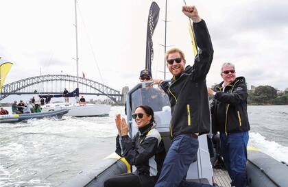 Durante la segunda jornada de los Invictus Games –con el puerto de Sídney como telón de fondo–, optó por un look informal: jeans, chaqueta impermeable y zapatillas Veja. Un equipo muy similar al de su marido, que llevaba pantalón azul y zapatillas.