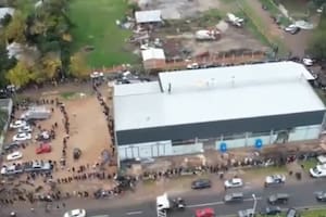 Más de diez cuadras de fila y 3000 postulantes para conseguir trabajo en un frigorífico