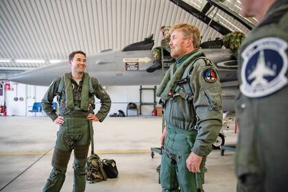 en calidad de rey de los Países Bajos, Guillermo Alejandro (53) visitó la Base Aérea Volkel, donde mantienen guardia permanente dos cazas F-16 listos para despegar inmediatamente en caso de una amenaza.
