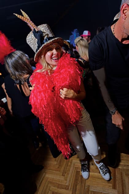 Además del cotillón en animal print, también hubo guiños al burdel de Argentina, tierra de amor y venganza –la novela que protagoniza– con las estolas de plumas.