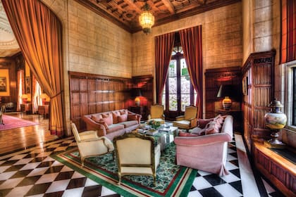 El jardin d’hiver –devenido en un living– sobresale por la luminosidad y el piso damero de mármol. Este salón de grandes ventanales estilo Tudor era el lugar en el que Mercedes Zapiola de Ortiz Basualdo (izquierda) tomaba el té con sus amigas.