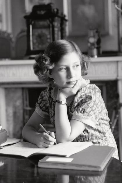 21. No fue a un colegio ni realizó jamás un examen académico tradicional. Fue la última monarca británica en hacer “homeschooling”.