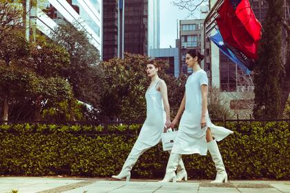 Vestido largo con detalles de pespunte, bucaneras y cartera de cuero (Prüne, $4.990, $8.990 y $6.790). Vestido largo satinado con detalles de pespuntes a contraste y aberturas laterales y bucaneras (Prüne, $4.990 y $8.990)