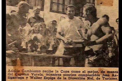 El día que se consagró campeón sudamericano en Uruguay. El diario local decía: “Adolfo Cambiazzo (sic) recibe la copa como el mejor, de manos del capitán Varela, mientras sonríen complacidos Walter Astigarraga y Walter Espiga, de la Dirección Nacional de Turismo”.