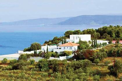 Situado en la localidad de Kranidi, el palacete de Guillermo Alejandro y Máxima cuenta con tres casas, piscina, playa y y embarcadero privado. La familia real holandesa, además, posee la granja de Tavernelle Val di Pese, entre Florencia y Siena, y la casa El Elefante Feliz, en Porto Ercole.