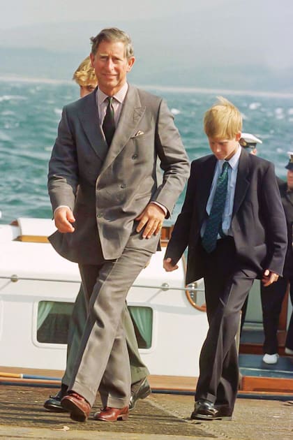 El yacht real anclado en el puerto de Scrabster mientras la familia real visitaba a la Queen Mom en el castillo de Mey, muy cerca de allí, en el verano de 1984