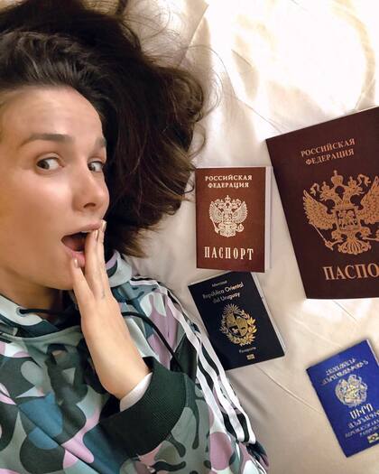Natalia posa divertida con todos sus pasaportes