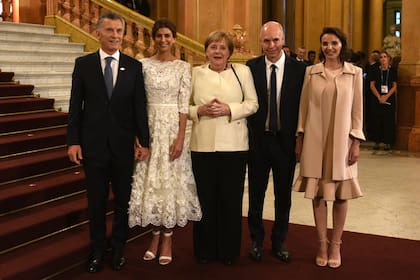 Tras la cancelación de su vuelo, Ángela Merkel hizo su primera aparición en el Teatro Colón. Mauricio Macri, más tarde, la sentó a su lado en el palco presidencial.