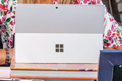 Para sus videoconferencias usa una tablet Microsoft Surface Pro 7 (cuyo precio oscila entre los 690 y los dos mil dólares) que mantiene elevada con un trípode o una pila de libros para que su plano no resulte contrapicado