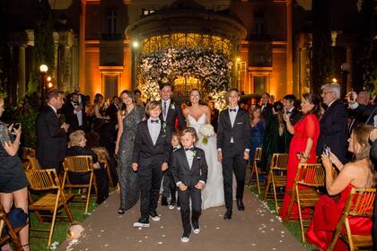 La familia ensamblada al completo: los flamantes marido y mujer junto a sus respectivos hijos, Santino y Delfina –por parte de Roberto- y Bautista, Beltran y Benicio –por parte de Carolina-.