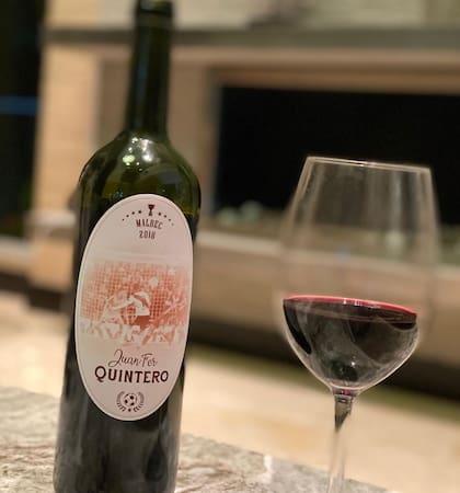 La botella de vino que lleva una etiqueta con el nombre de Juanfer Quintero y la imagen del recordado gol en la final de Madrid