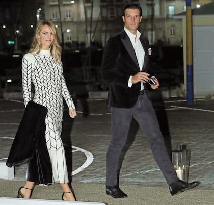 Rafael de Medina y Laura Vecino, duques de Feria, fueron una de las parejas más elegantes de la noche. Ella llevó un vestido blanco con dibujos geométricos, de Teresa Helbig.