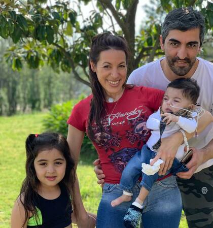 Hernán y Alejandra Guibondot, con Lupe y Milo después del alta