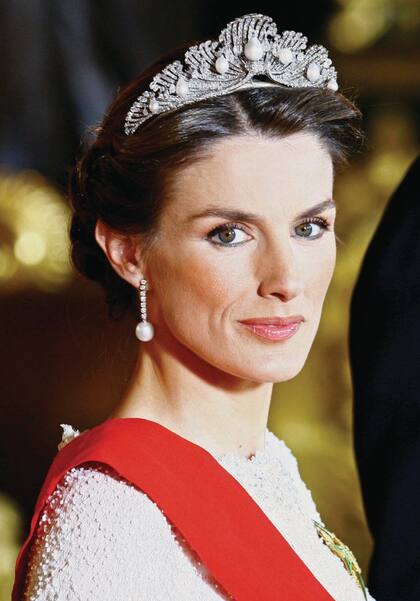 LA CHATA: Fue creada en 1867 por la joyería Mellerio, por encargo de Isabel I, y representa el mar. Los condes de Barcelona se la regalaron a doña Sofía en 1962. Lamadre de Felipe la utilizó en reiteradas ocasiones, pero Letizia sólo la usó en 2007, durante la recepción de la presidenta de Filipinas