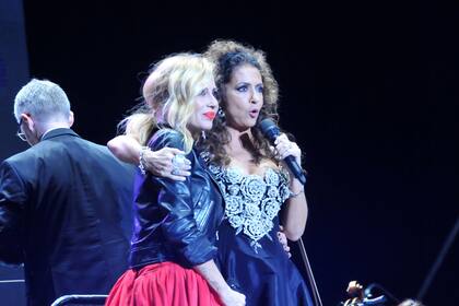 Marta Sánchez y Patricia Sosa interpretaron "Vivo por ella"