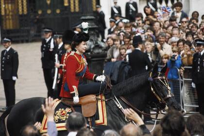 En 1981, durante el desfile Trooping the Colour, Isabel II recibió seis disparos de goma mientras montaba a Burmese, uno de sus caballos favoritos. El agresor, Marcus Serjeant, fue apresado de inmediato, y la Reina, experta amazona, continuó cabalgando.
