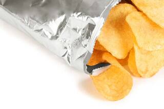 ¿De qué están hechas las papas fritas de paquete?