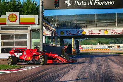 En la pista de pruebas de Fiorano, el piloto realizó una sesión de fotografía junto a la SF1000, el modelo con el que intentará recuperar el trono para Ferrari; los test se desarrollarán la próxima semana con el modelo SF71H, de 2018