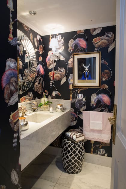 En el toilette, una obra art déco del artista ruso nacionalizado francés Erté habla de la pasión que la dueña de casa tiene por el arte en general