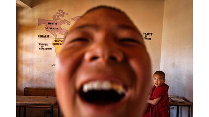Jóvenes monjes en su escuela dentro del monasterio de Thiksey en Ladakh, India