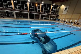 Perdió el control de su auto, atravesó un ventanal y terminó junto a su hija en el fondo de una piscina