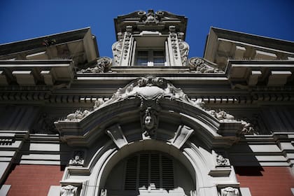 El frontis quebrado, sobre la entrada principal de la calle Cerrito