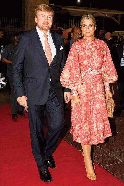 Esa noche, estrenó un vestido de gasa de seda estampada de la firma australiana Zimmermann (que acompañó con pumps de gamuza de Gianvito Rossi) para dar su presente en una recepción que la comunidad holandesa ofició en honor a los Reyes