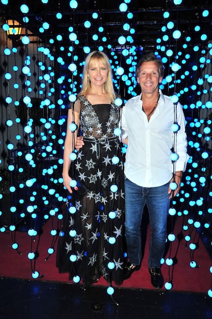 Valeria Mazza -lució un vestido con transparencias y estrellas bordadas- posó con su marido, Alejandro Gravier