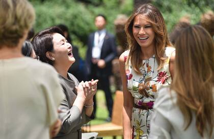 Hubo mucha complicidad entre las mujeres de los mandatarios. Kim Jung-sook, de Corea del Sur, conversó animadamente con Melania.