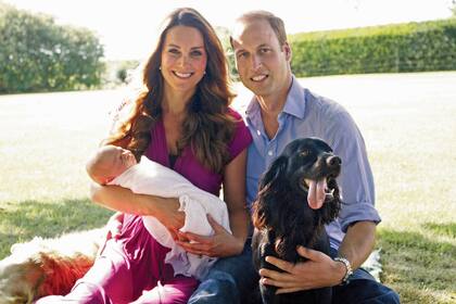 Los duques de Cambridge y su perro Lupo, también de raza cocker spaniel, en un posado familiar.