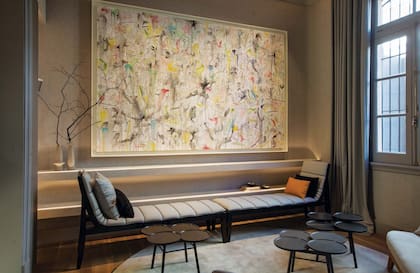 En el living, lit de repos SM y mesas de centro 4 Niveles (Azcue) y sillones de cuero y lino (Hábito) sobre alfombra (Kalpakian). En la pared, Sin título, una espectacular obra de técnica mixta sobre tela de Carlos Arnaiz, Juan Lecuona, Fidel Sclavo y Eduardo Stupia (galería Jorge Mara La Ruche).