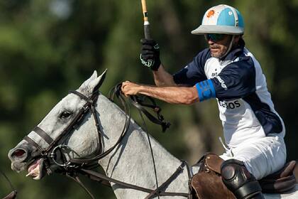 Cambiaso empleó el brazalete del seleccionado que le cedió "Chiqui" Tapia, en la final del Abierto de Hurlingham, que terminó en derrota frente a Ellerstina; el líder de La Dolfina no volvió a lucirlo porque le queda chico, pero no descarta reutilizarlo.