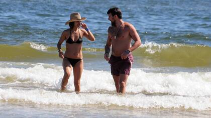 Agustina Cherri y su novio Tomás Vera disfrutando del mar
