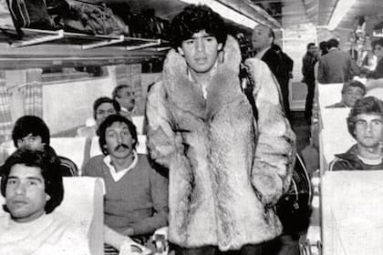 Maradona con tapado de piel, en la gira con Boca a Oriente, año 1982.