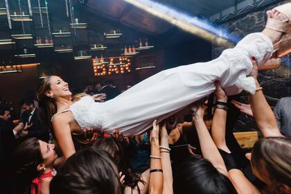 Antonella lució un vestido de la diseñadora cordobesa Luciana Doffo, con apliques de encaje y pedrería