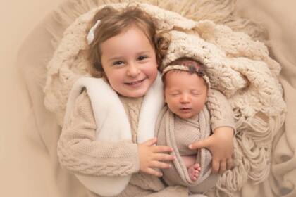 Molly y Emma Gibson: dos hermanas que fueron embriones congelados por más de 24 años cada una