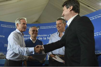 El vicejefe de Gabinete saluda a Guido Mora, uno de los dos primeros adjudicatarios de la licencia para brindar internet a través de la banda banda 450 Mhz