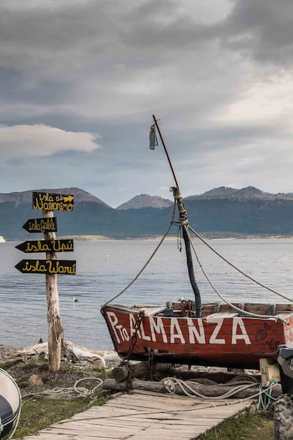 Almanza está frente a la isla Navarino, en Chile.