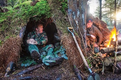 Durmió al aire libre, en un “palacio” que construyó con sus propias manos, y comió alrededor del fuego con el resto de los marines.